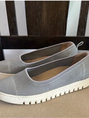Vionic Light Gray Knit Slip-On Flats
